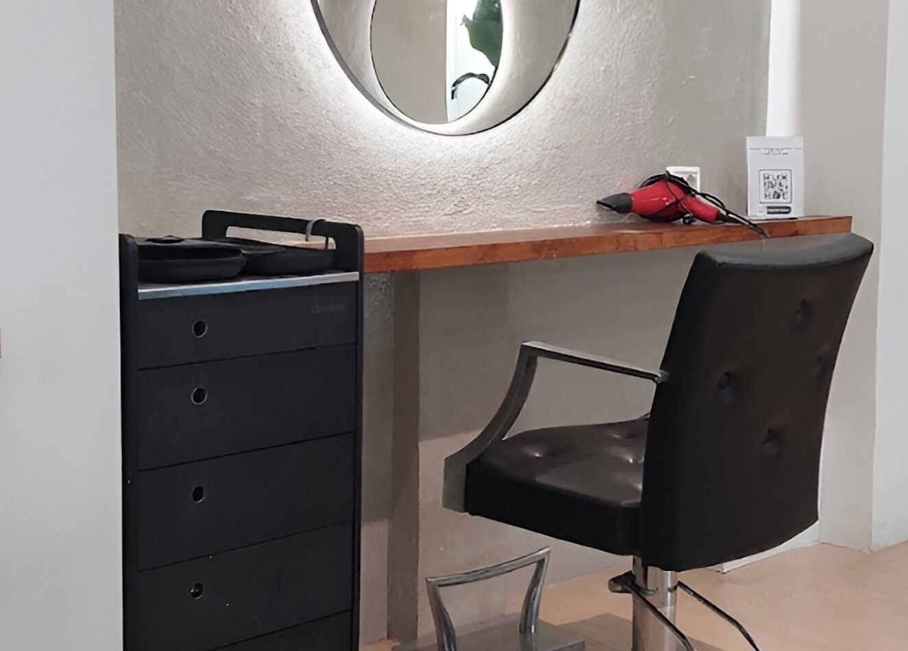 Postazione moderna di Gurfa Beauty Concept a Roma, Lazio, IT con specchio circolare e sedia in pelle.