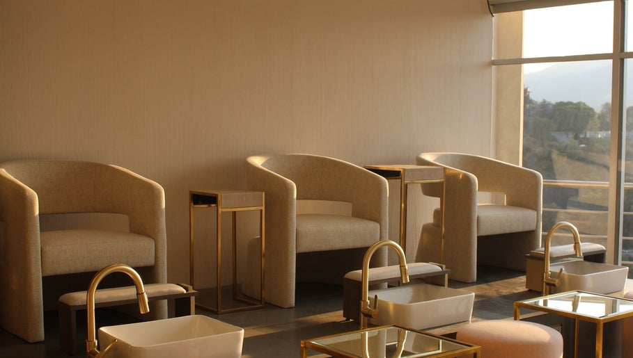 Área de pedicura en Nail Time! Bosque Real, Naucalpan De Juárez, Estado De México, MX con sillas y lavabos modernos.