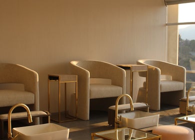 Área de pedicura en Nail Time! Bosque Real, Naucalpan De Juárez, Estado De México, MX con sillas y lavabos modernos.