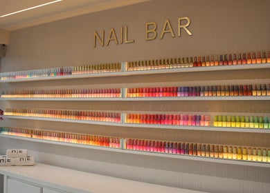 Interior de Nail Time! Bosque Real en Naucalpan De Juárez, Estado De México, MX con estantes de esmaltes.