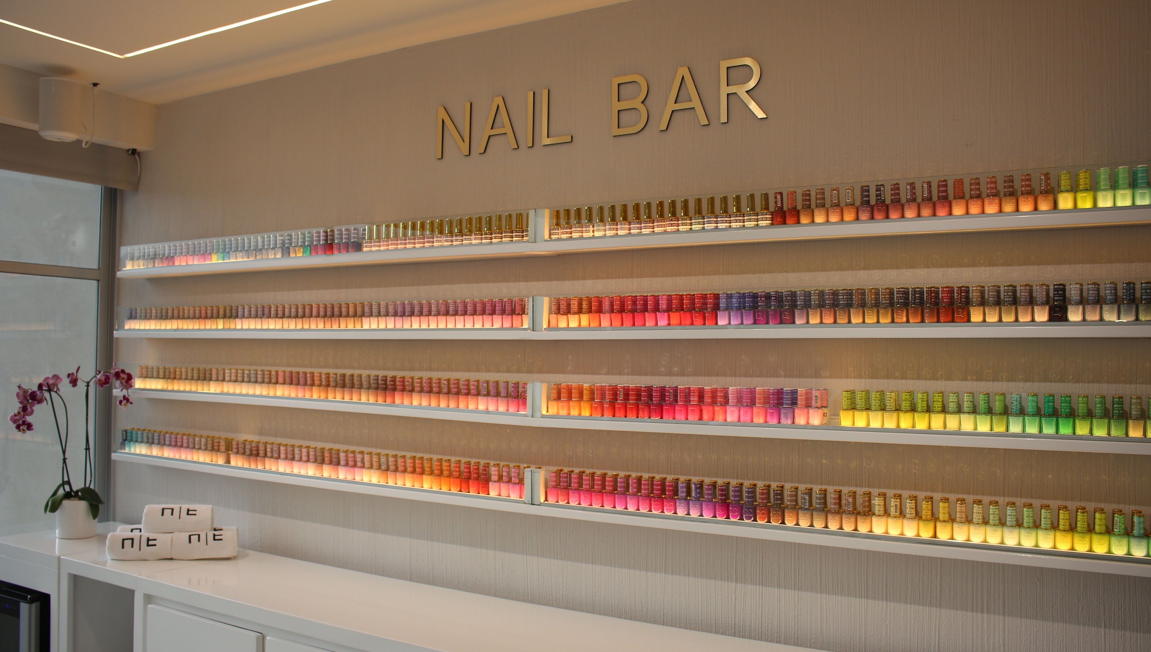 Muestra de esmaltes coloridos en Nail Time! Bosque Real, Naucalpan De Juárez, Estado De México, MX.