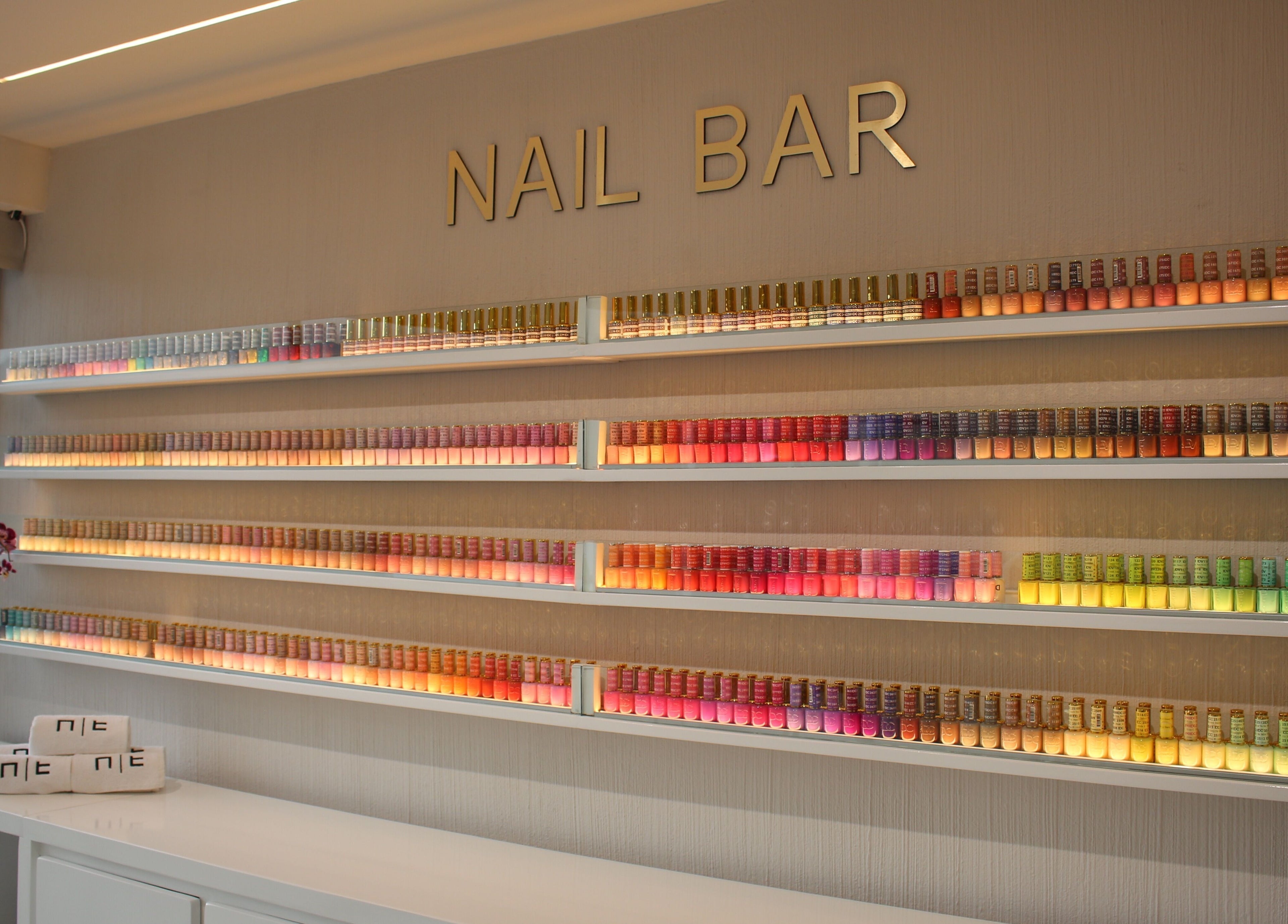 Muestra de esmaltes coloridos en Nail Time! Bosque Real, Naucalpan De Juárez, Estado De México, MX.