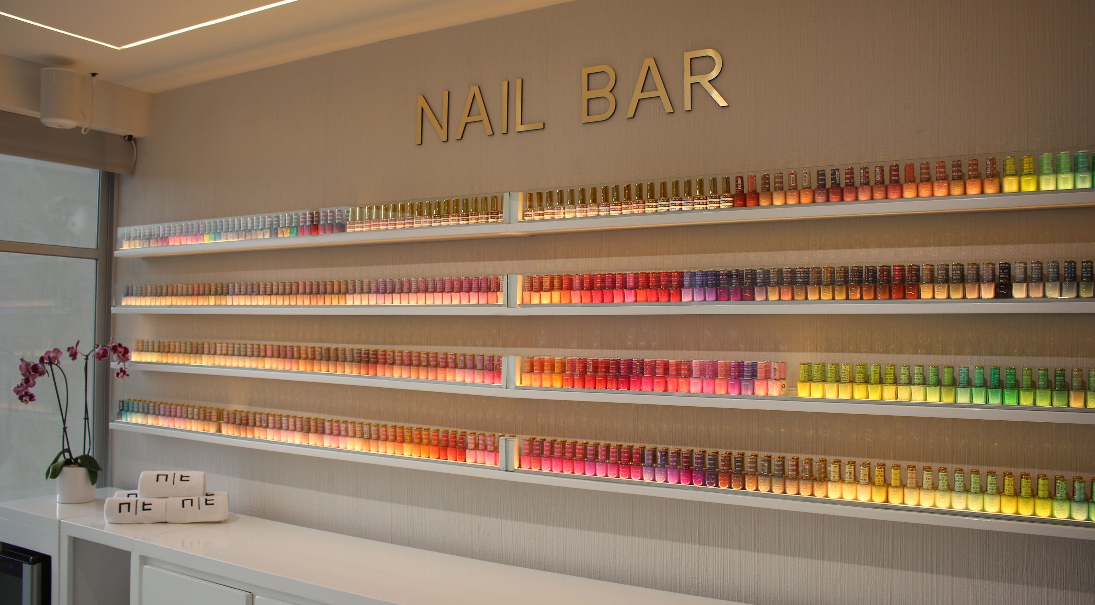 Muestra de esmaltes coloridos en Nail Time! Bosque Real, Naucalpan De Juárez, Estado De México, MX.