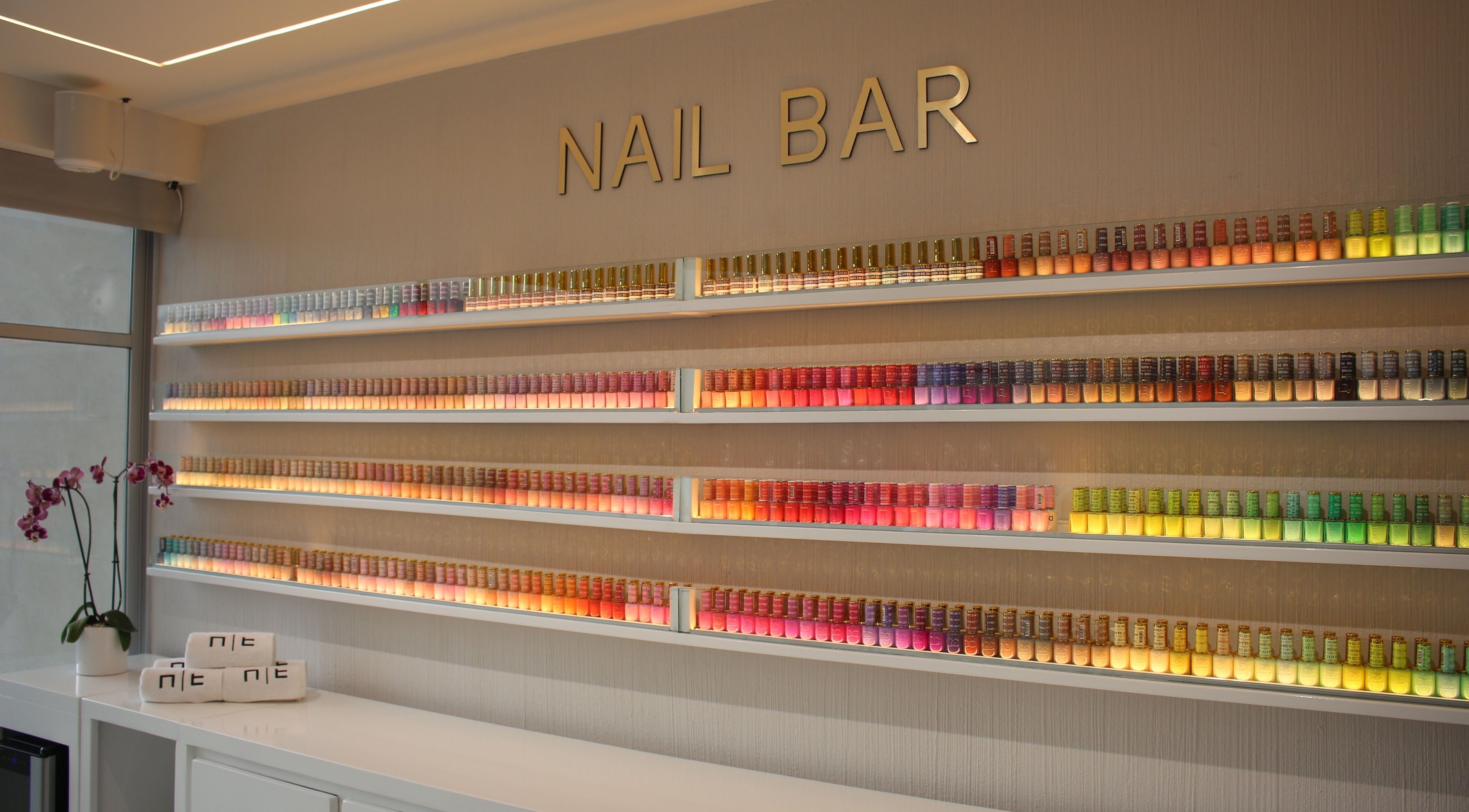 Muestra de esmaltes coloridos en Nail Time! Bosque Real, Naucalpan De Juárez, Estado De México, MX.