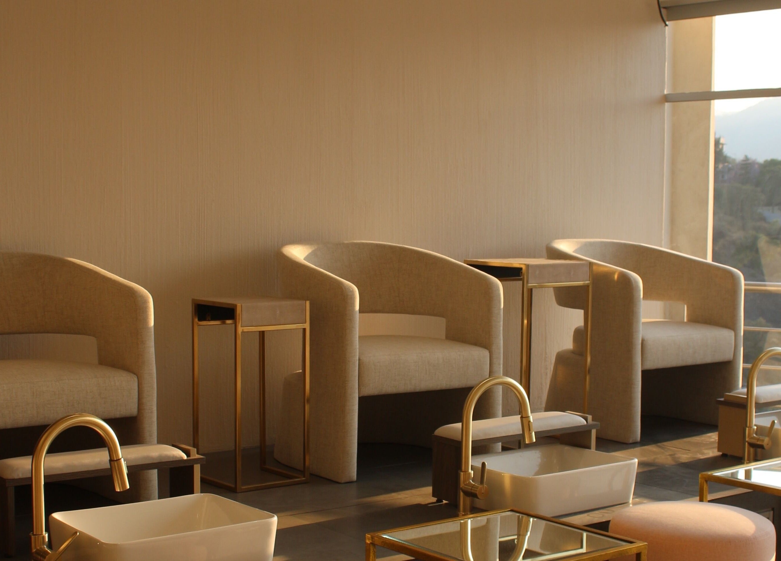 Interior de Nail Time! Bosque Real en Naucalpan De Juárez, MX, con elegantes sillas y vistas panorámicas.