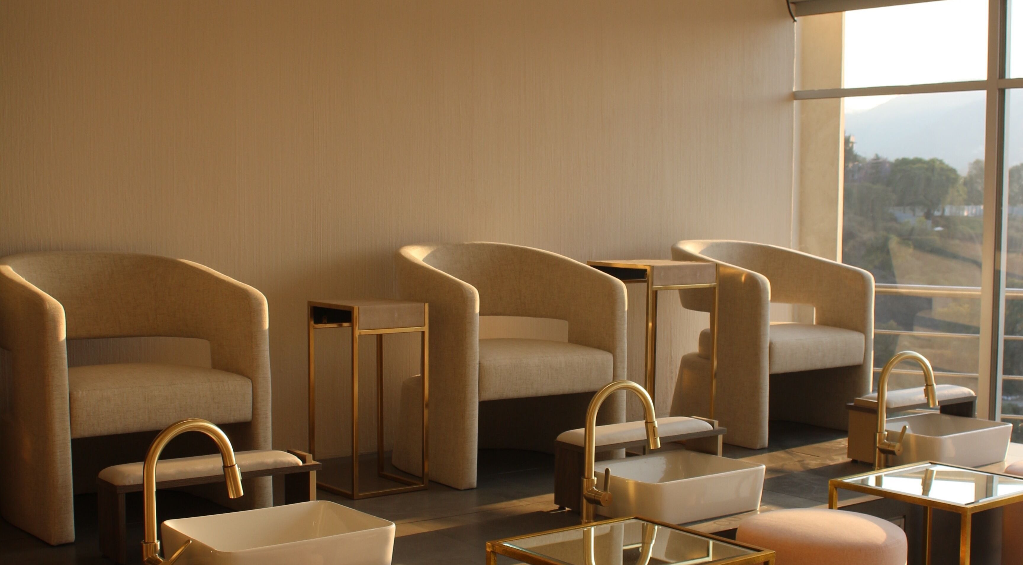 Interior de Nail Time! Bosque Real en Naucalpan De Juárez, MX, con elegantes sillas y vistas panorámicas.