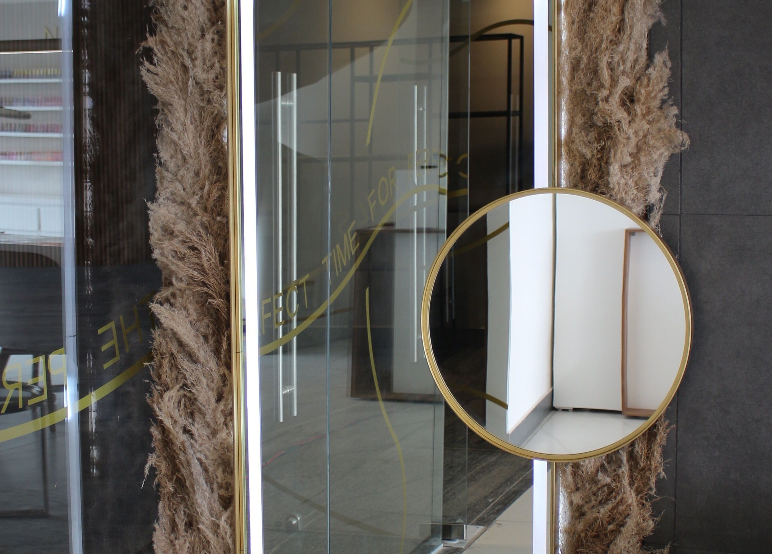 Reflejo en puerta de vidrio de Nail Time! Bosque Real, Naucalpan De Juárez, Estado De México, MX.