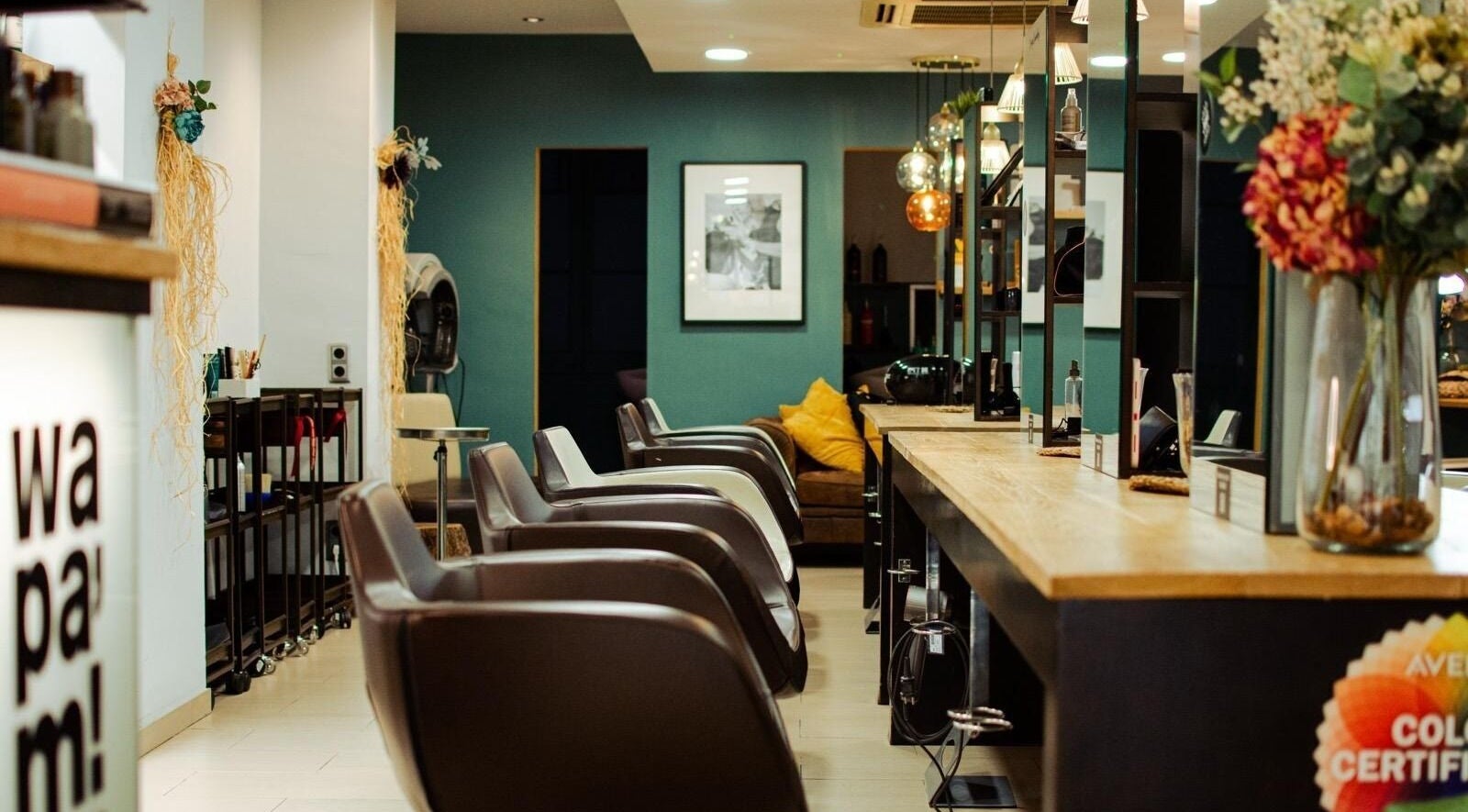 Interior elegante de Wapa'm Beauty Coworking & Salon en Barcelona, Catalunya, ES con sillas y espejos.