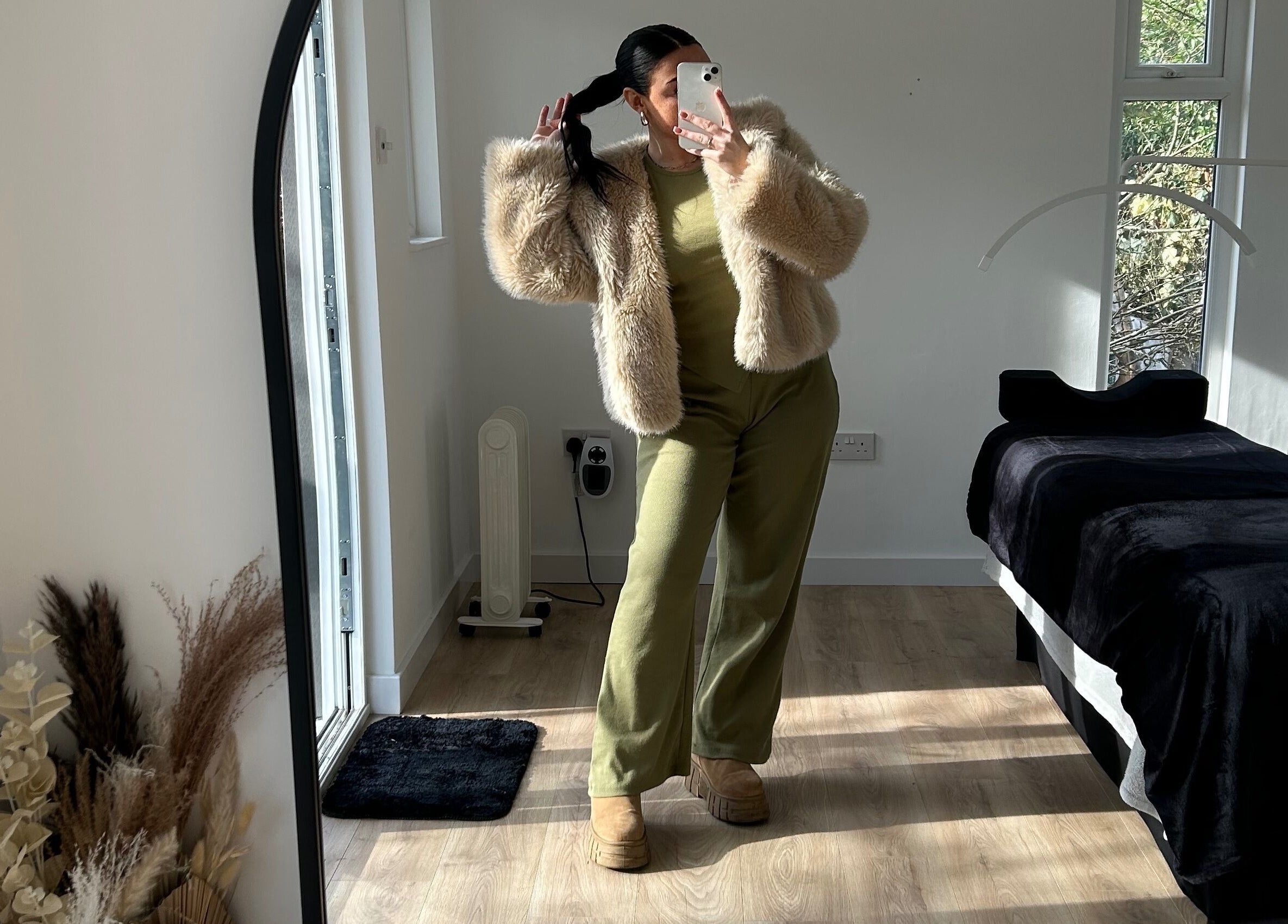 Sophisticated room at DIVINEGLOWBYSOPHIE in Sandridge, England with a stylish interior and beauty bed.