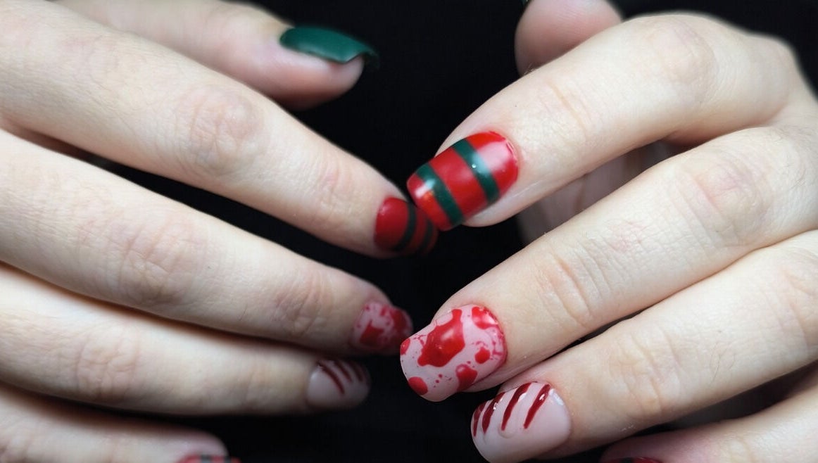 Manucure artistique aux ongles rouges et verts à Studio Althea, Ancone, Auvergne-rhône-alpes, FR.