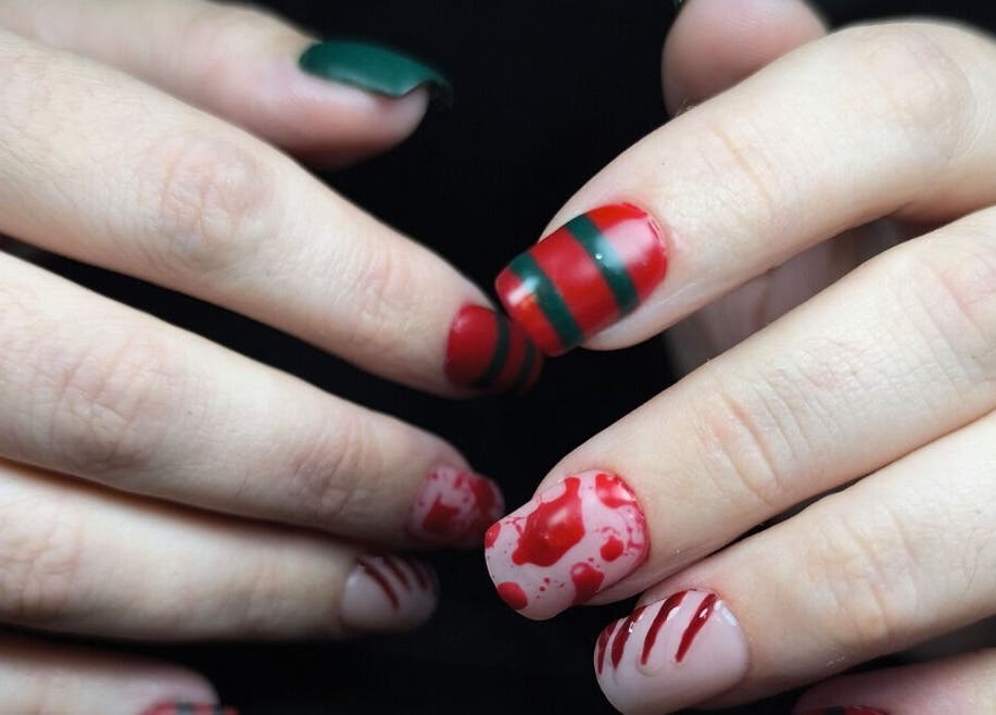 Manucure artistique aux ongles rouges et verts à Studio Althea, Ancone, Auvergne-rhône-alpes, FR.