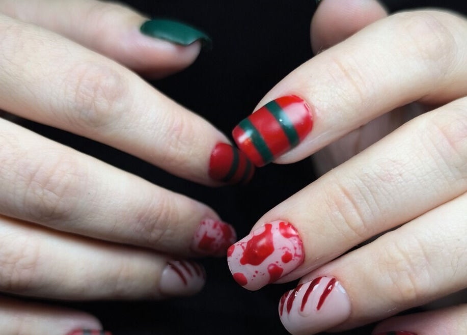 Manucure artistique aux ongles rouges et verts à Studio Althea, Ancone, Auvergne-rhône-alpes, FR.