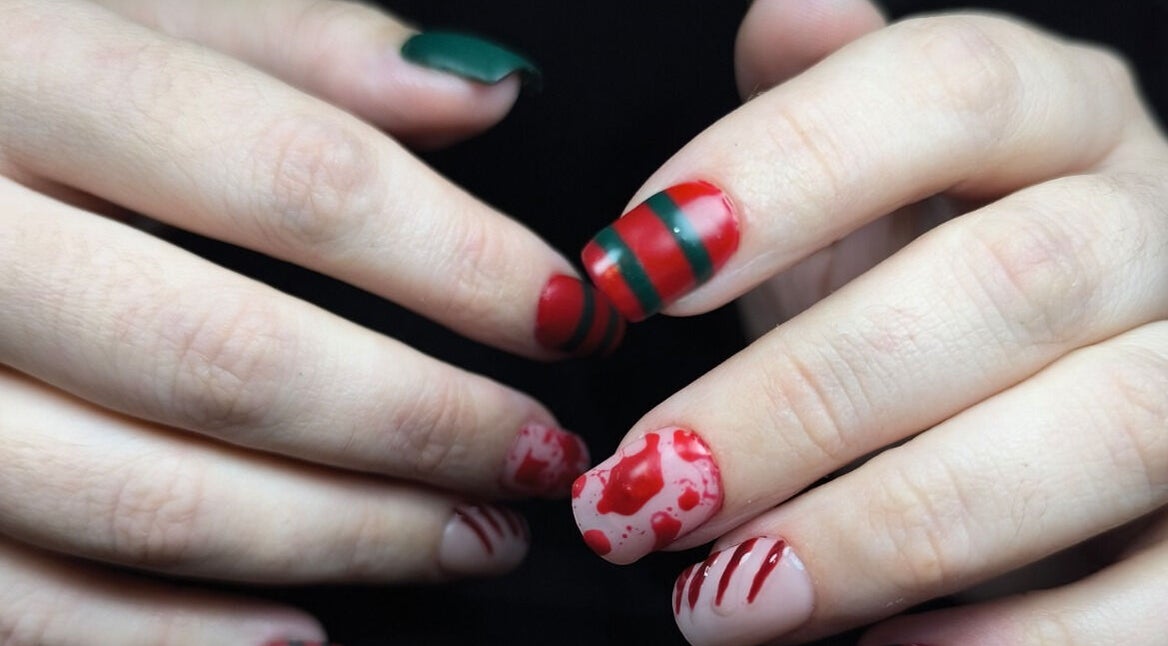 Manucure artistique aux ongles rouges et verts à Studio Althea, Ancone, Auvergne-rhône-alpes, FR.