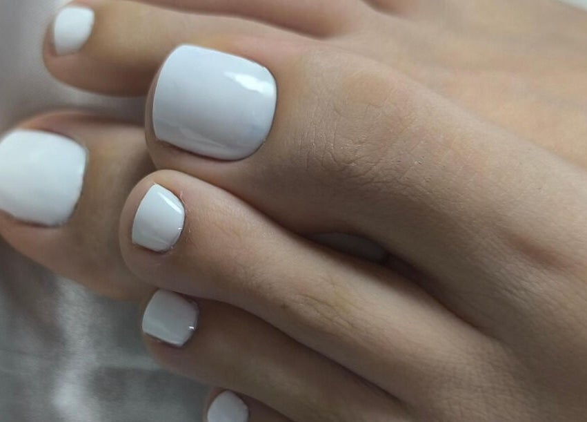 Pédicure élégante avec vernis blanc à Studio Althea, Ancone, Auvergne-rhône-alpes, FR.