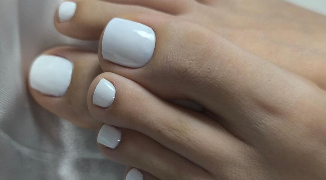 Pédicure élégante avec vernis blanc à Studio Althea, Ancone, Auvergne-rhône-alpes, FR.