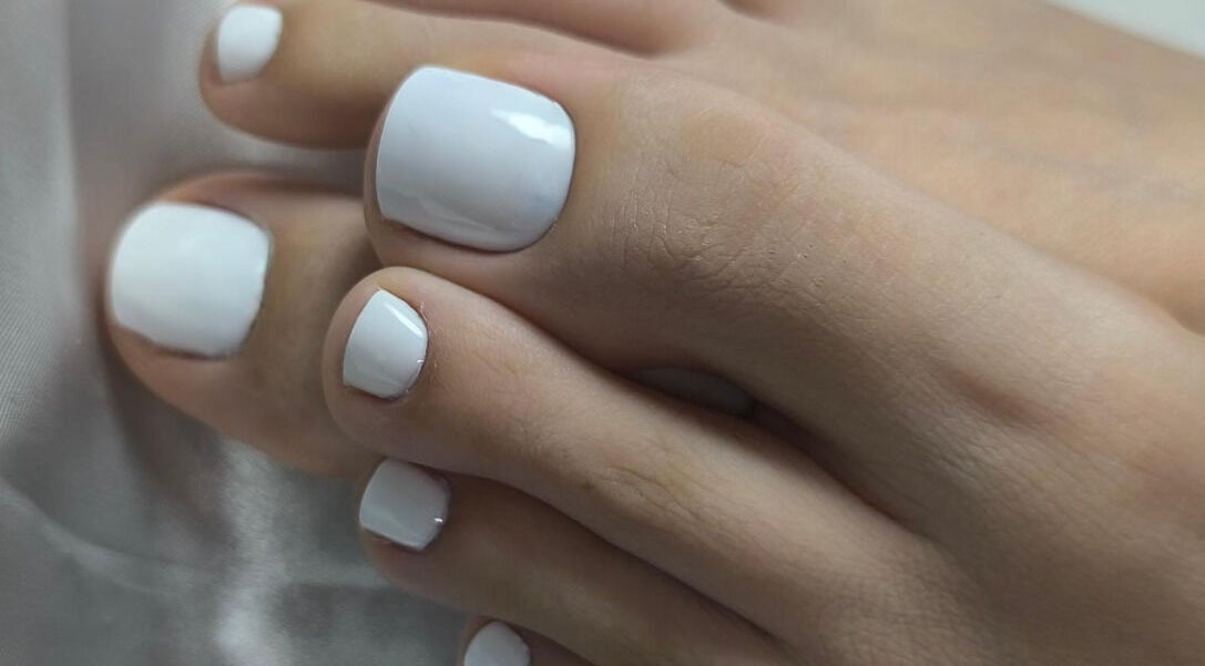 Pédicure élégante avec vernis blanc à Studio Althea, Ancone, Auvergne-rhône-alpes, FR.