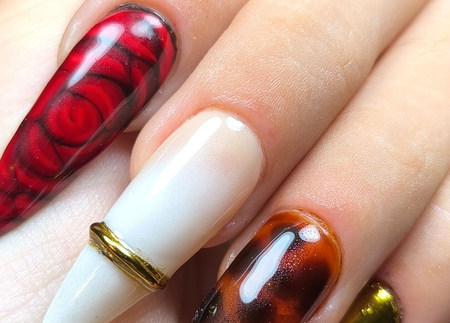 Designs d'ongles élégants à Studio Althea, Ancone, Auvergne-rhône-alpes, FR.