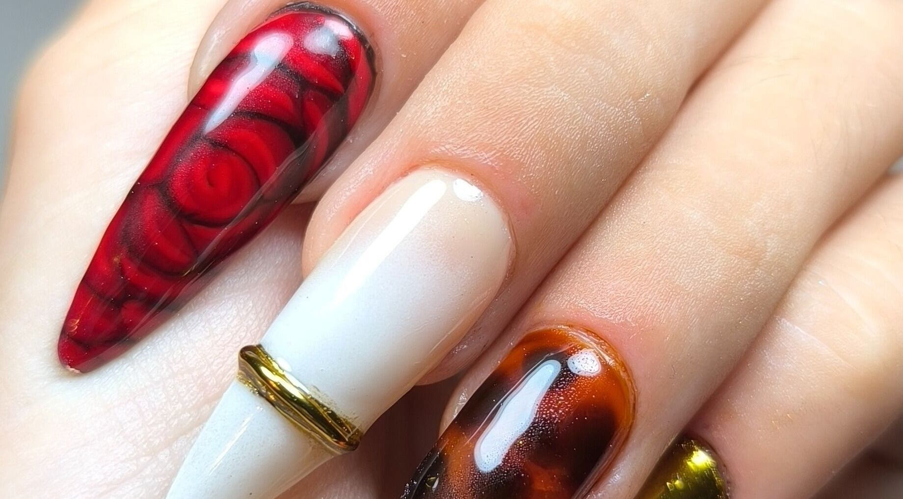 Designs d'ongles élégants à Studio Althea, Ancone, Auvergne-rhône-alpes, FR.