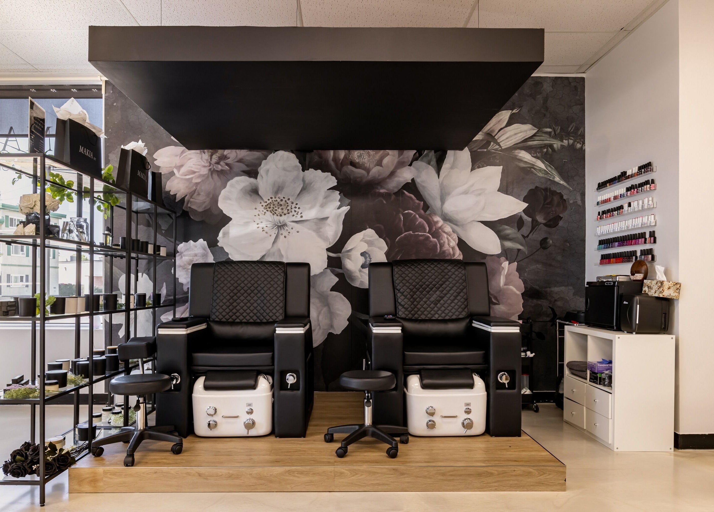 Intérieur de Spa Makia à L'île-perrot, Québec. Fauteuils de soins devant un mur floral élégant.