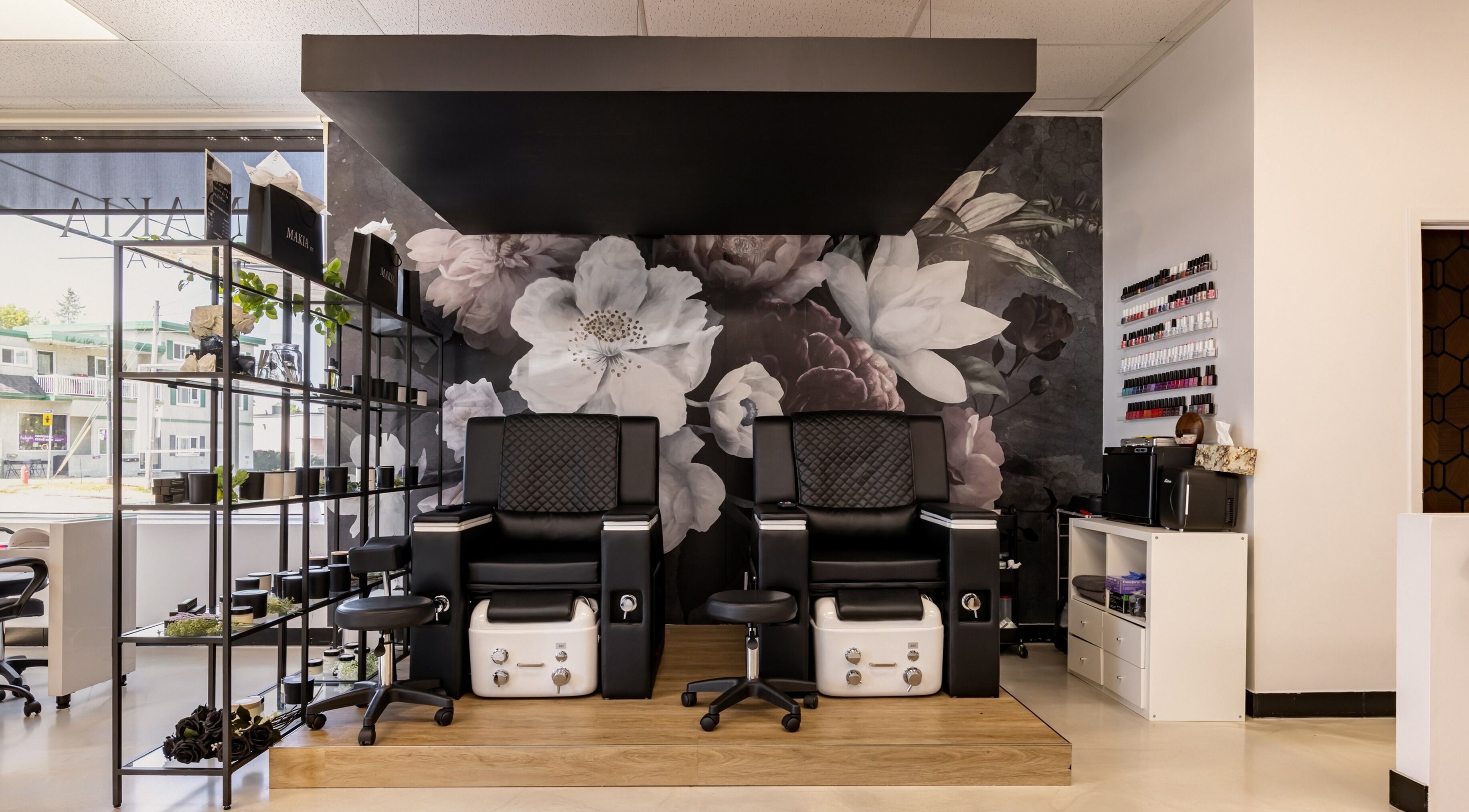 Intérieur de Spa Makia à L'île-perrot, Québec. Fauteuils de soins devant un mur floral élégant.