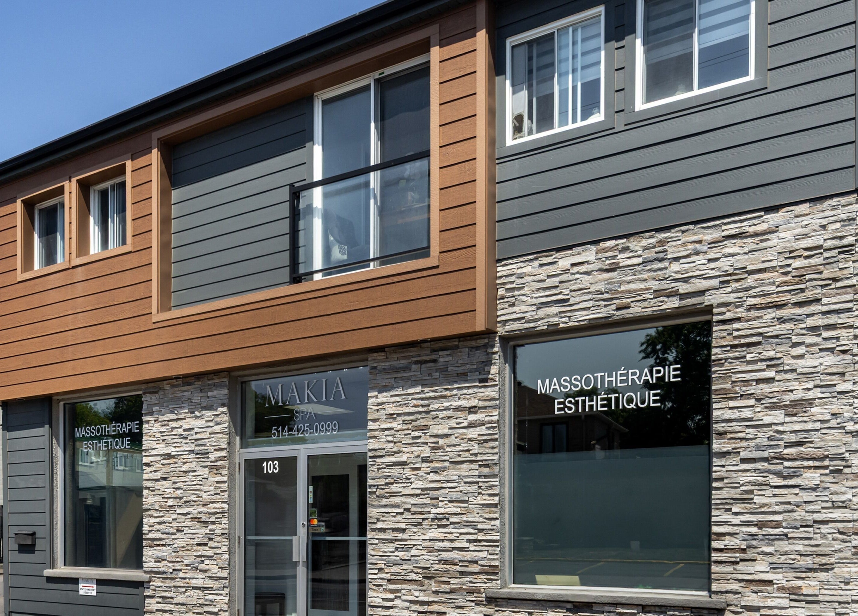 Entrée moderne de Spa Makia à L'île-perrot, Québec, CA, mettant en valeur une architecture élégante.