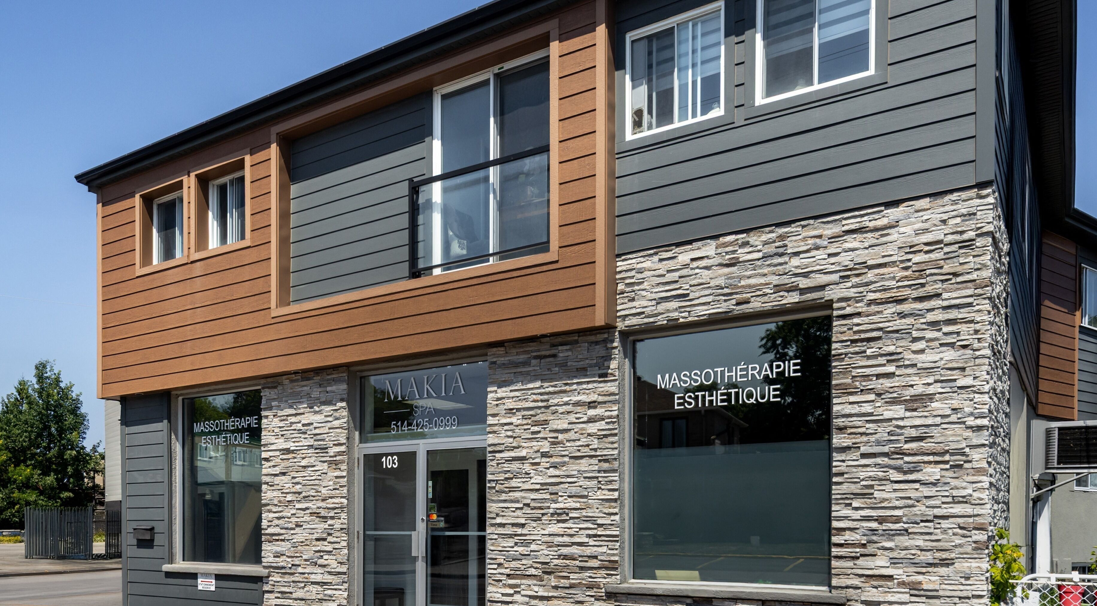 Entrée moderne de Spa Makia à L'île-perrot, Québec, CA, mettant en valeur une architecture élégante.
