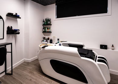 Intérieur élégant de Spa Makia à L'île-perrot, Québec, CA avec fauteuil de soin moderne.