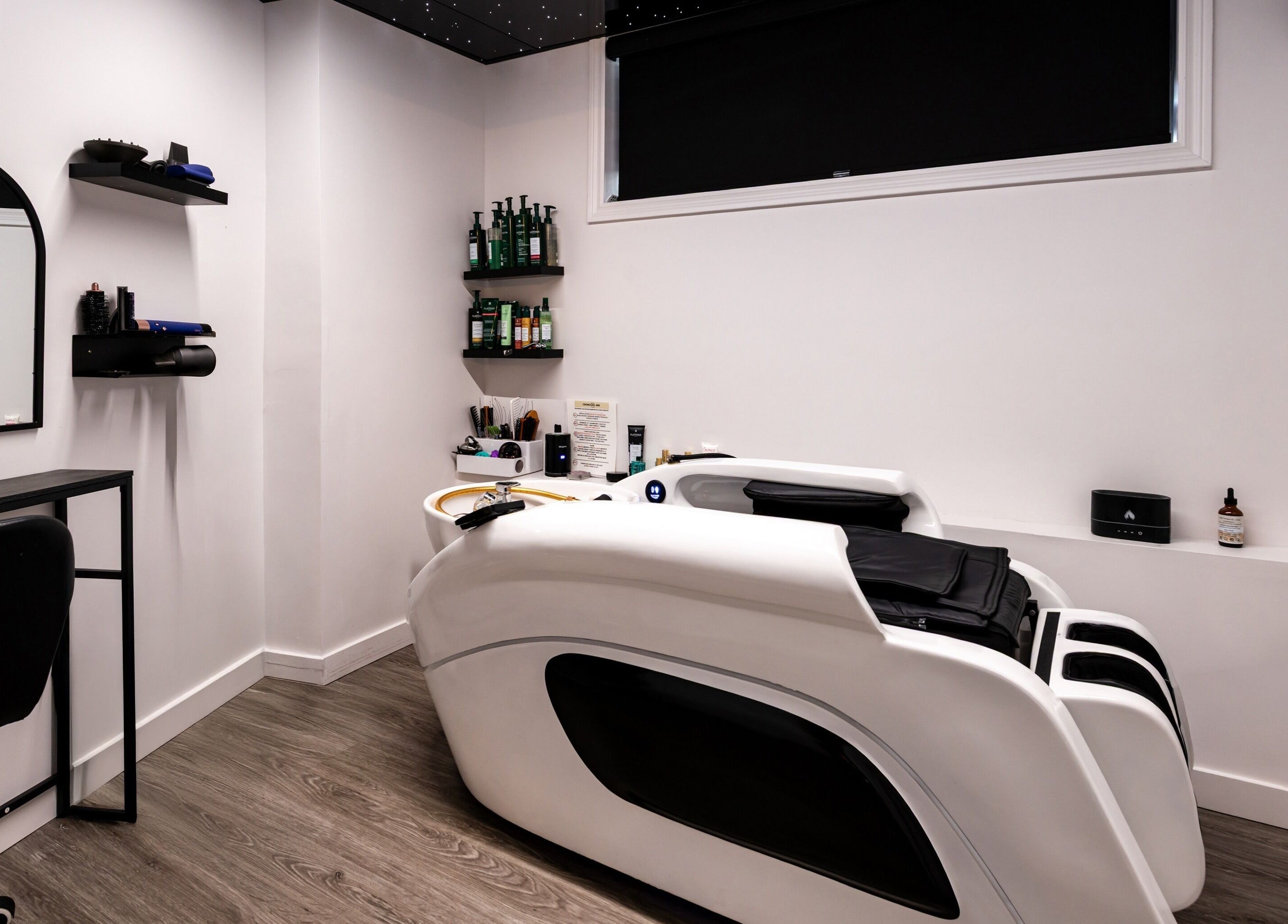 Intérieur élégant de Spa Makia à L'île-perrot, Québec, CA avec fauteuil de soin moderne.