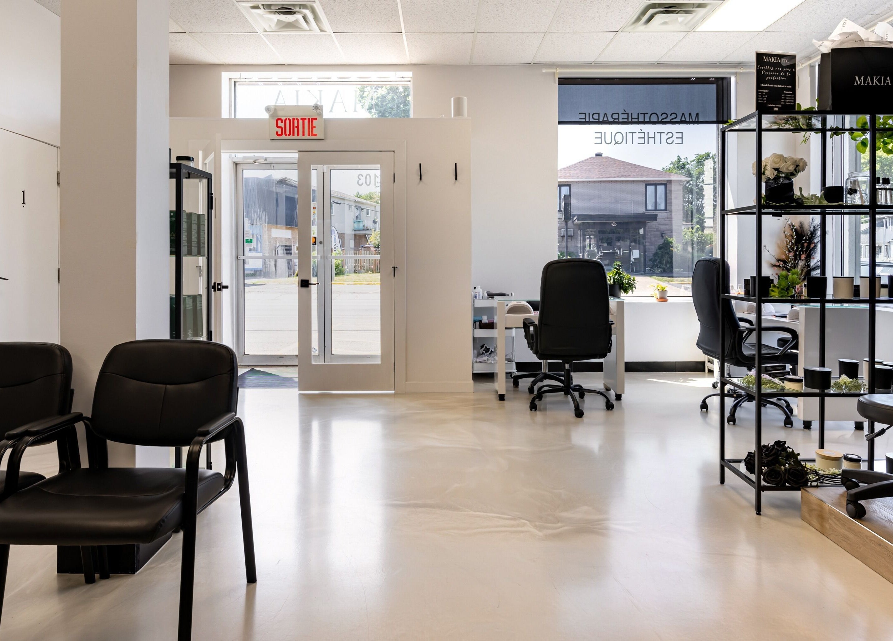 Intérieur moderne et lumineux de Spa Makia à L'île-perrot, Québec, CA, avec mobilier élégant et décorations.