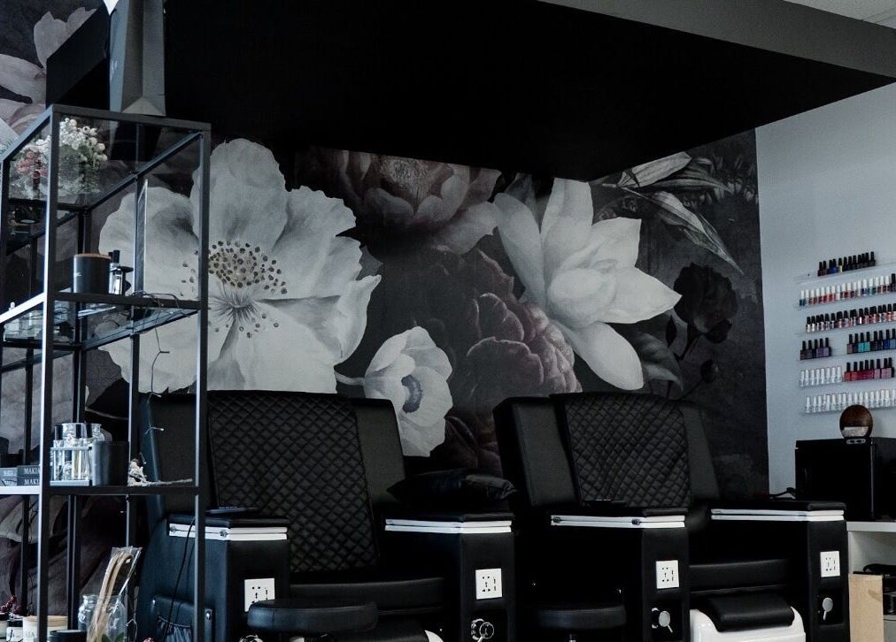 Espace manucure élégant chez Spa Makia, L'île-perrot, Québec, CA avec décoration florale raffinée.