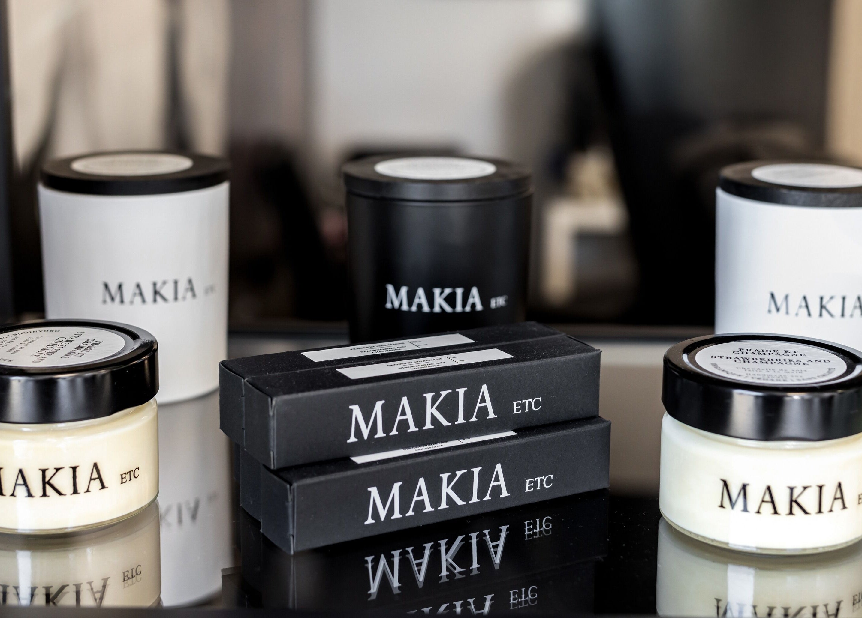 Produits Spa Makia à L'île-perrot, Québec, CA, sur une étagère élégante.