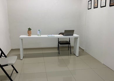 Oficina minimalista en Kintsugi Centro Integral de Psicología, La Joya, Baja California, MX.