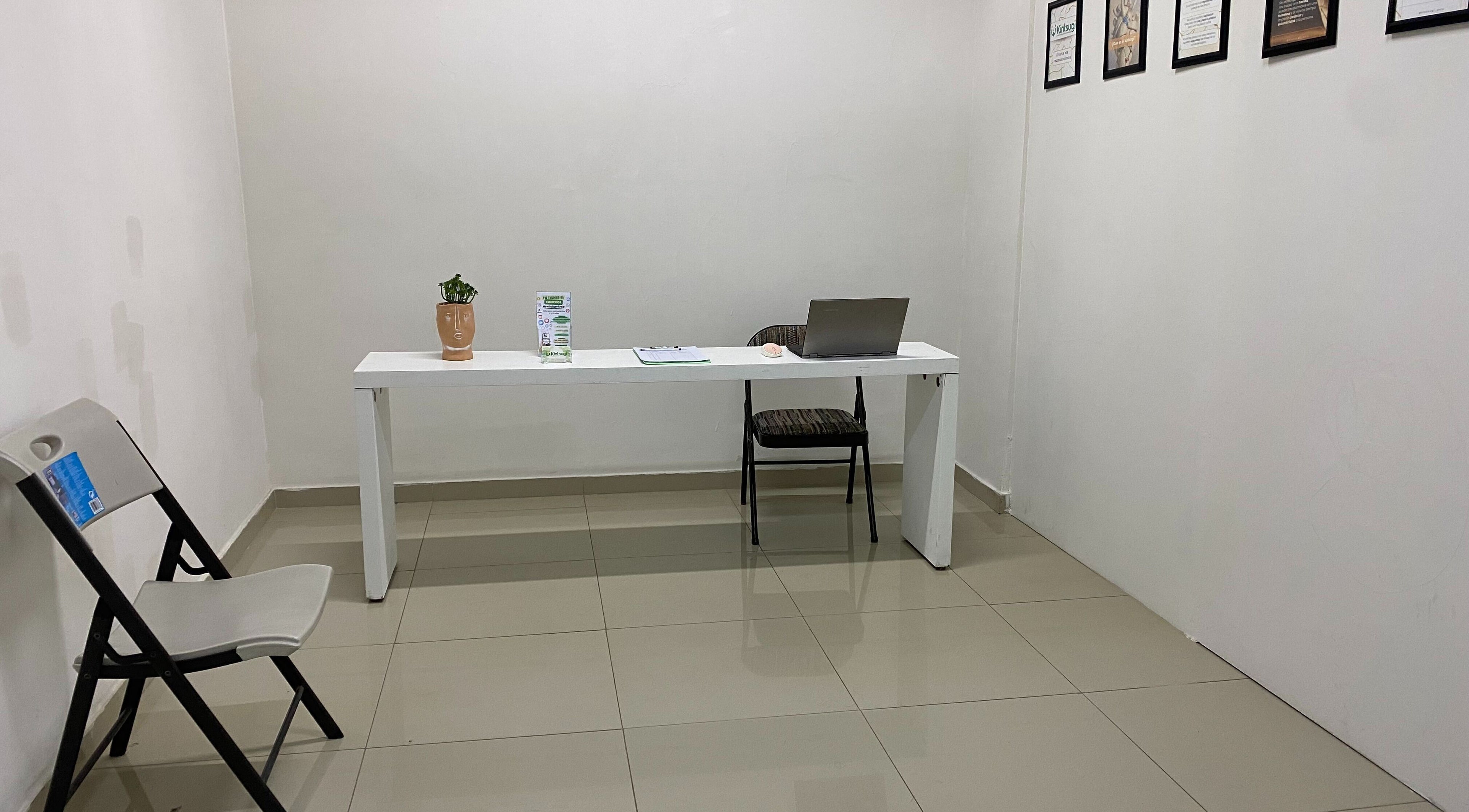 Oficina minimalista en Kintsugi Centro Integral de Psicología, La Joya, Baja California, MX.