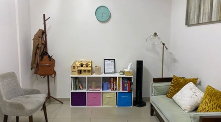 Sala acogedora en Kintsugi Centro Integral de Psicología, La Joya, Baja California, MX.