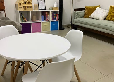 Sala acogedora en Kintsugi Centro Integral de Psicología, La Joya, Baja California, MX, con muebles modernos.