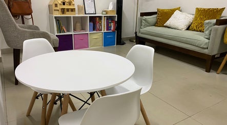 Sala acogedora en Kintsugi Centro Integral de Psicología, La Joya, Baja California, MX, con muebles modernos.