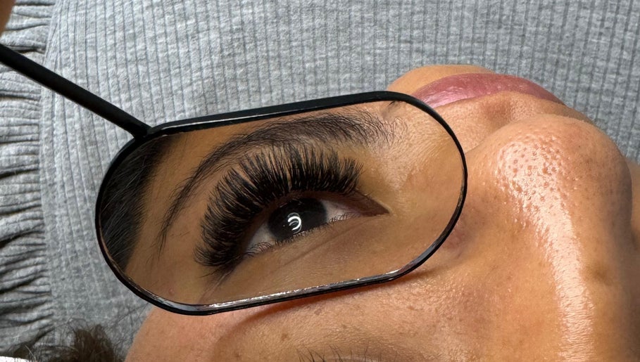 Tiara Lashes and brows billede 1
