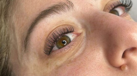 Tiara Lashes and brows billede 3