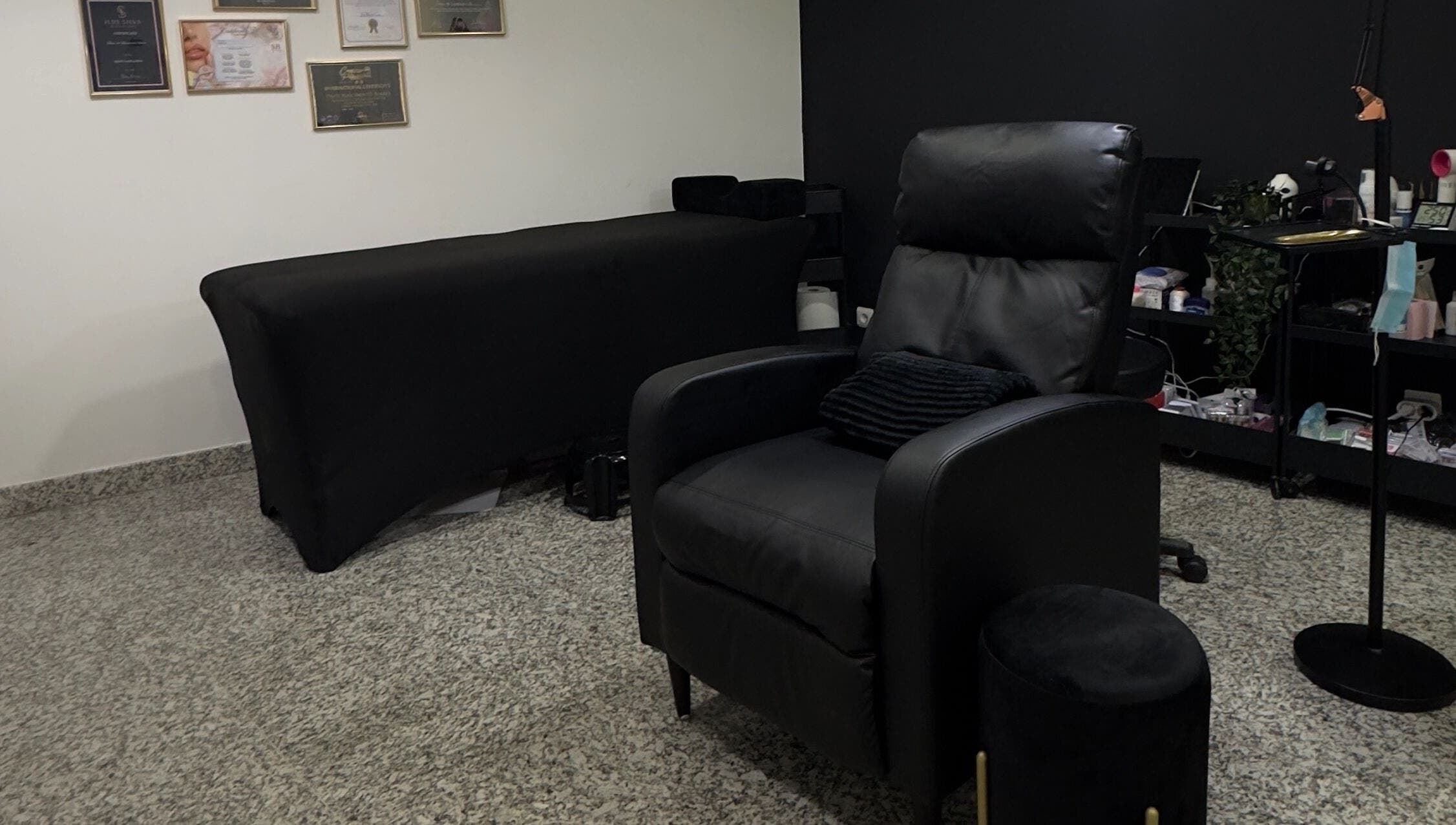 Sala de tratamento no Studio For Divas, Almada, Setúbal, PT, com poltrona preta e mesa coberta.