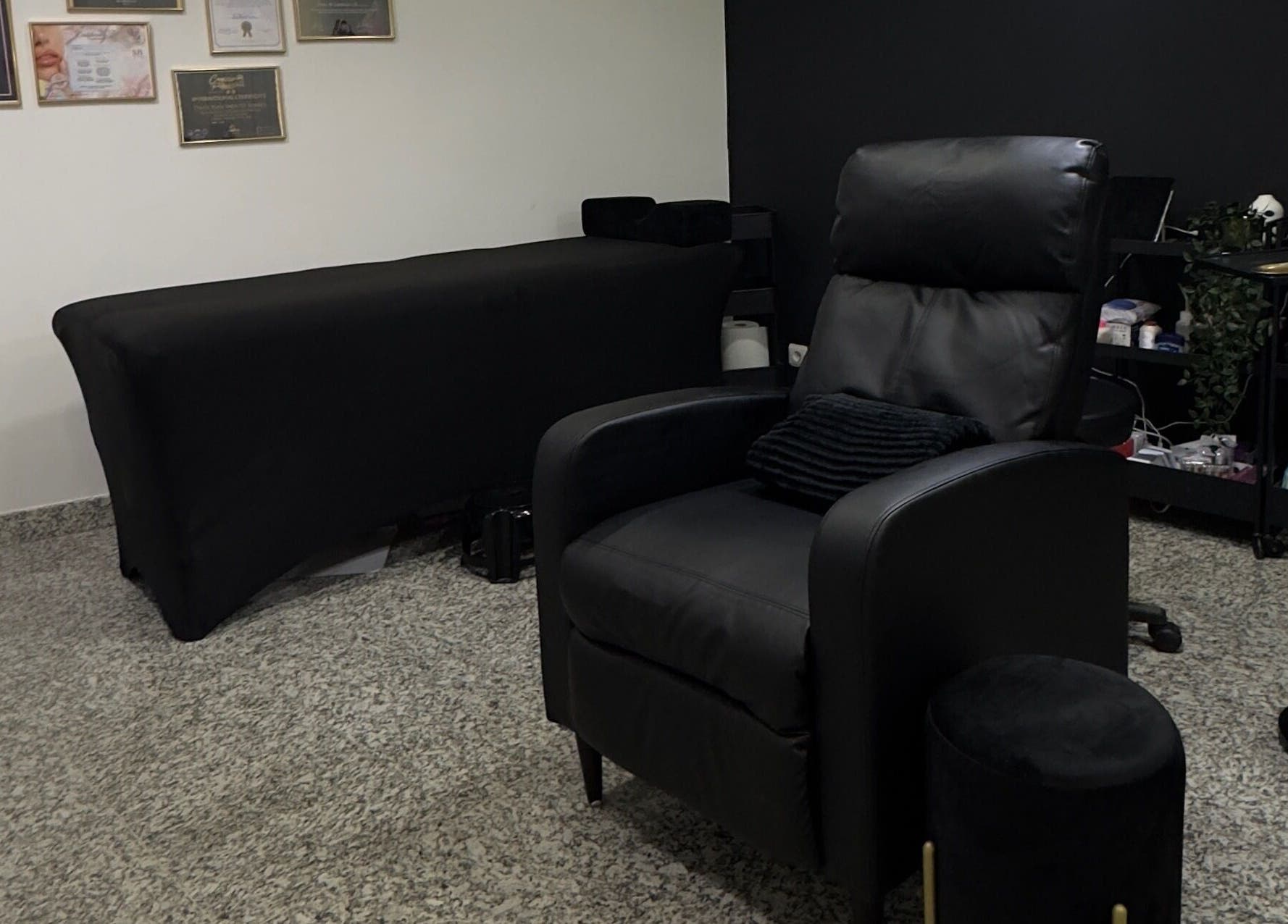 Sala de tratamento no Studio For Divas, Almada, Setúbal, PT, com poltrona preta e mesa coberta.