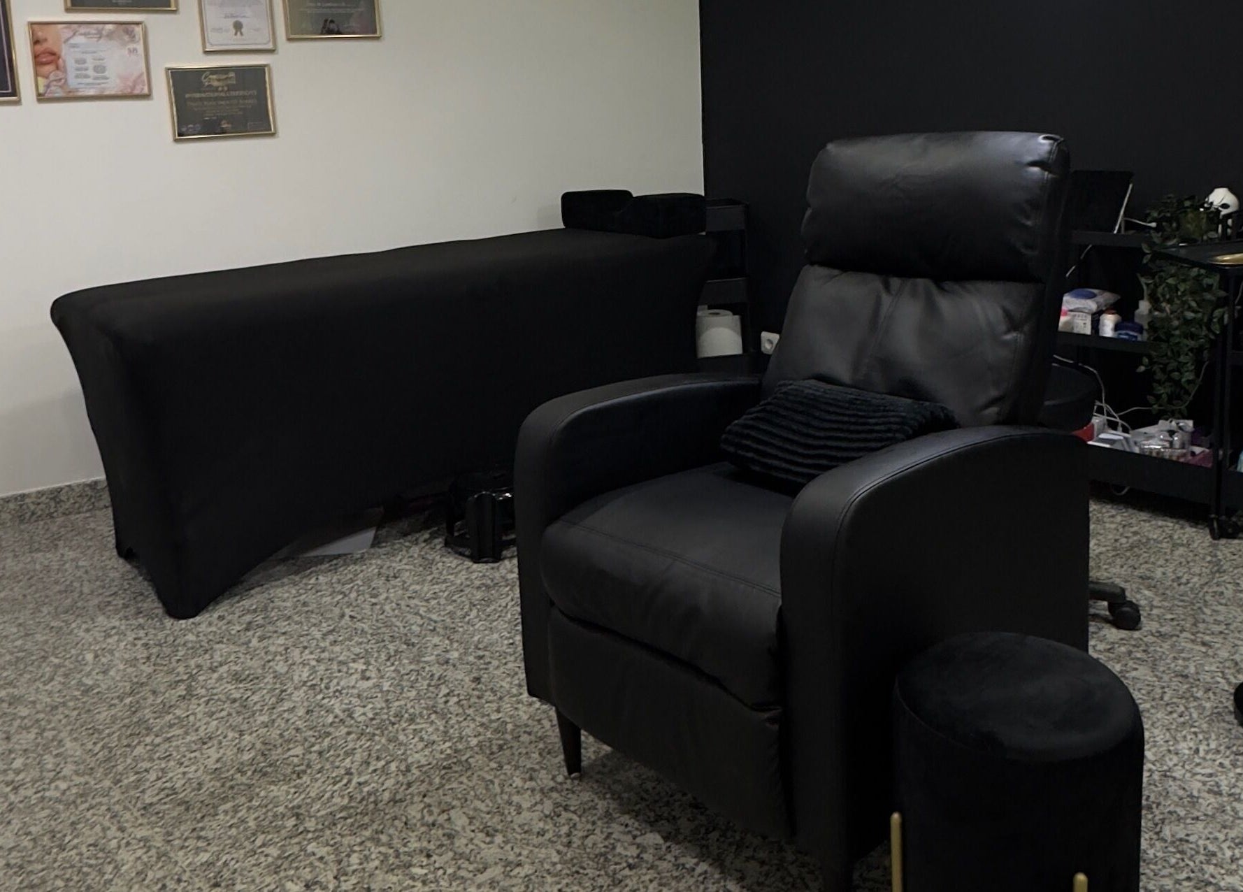 Sala de tratamento no Studio For Divas, Almada, Setúbal, PT, com poltrona preta e mesa coberta.