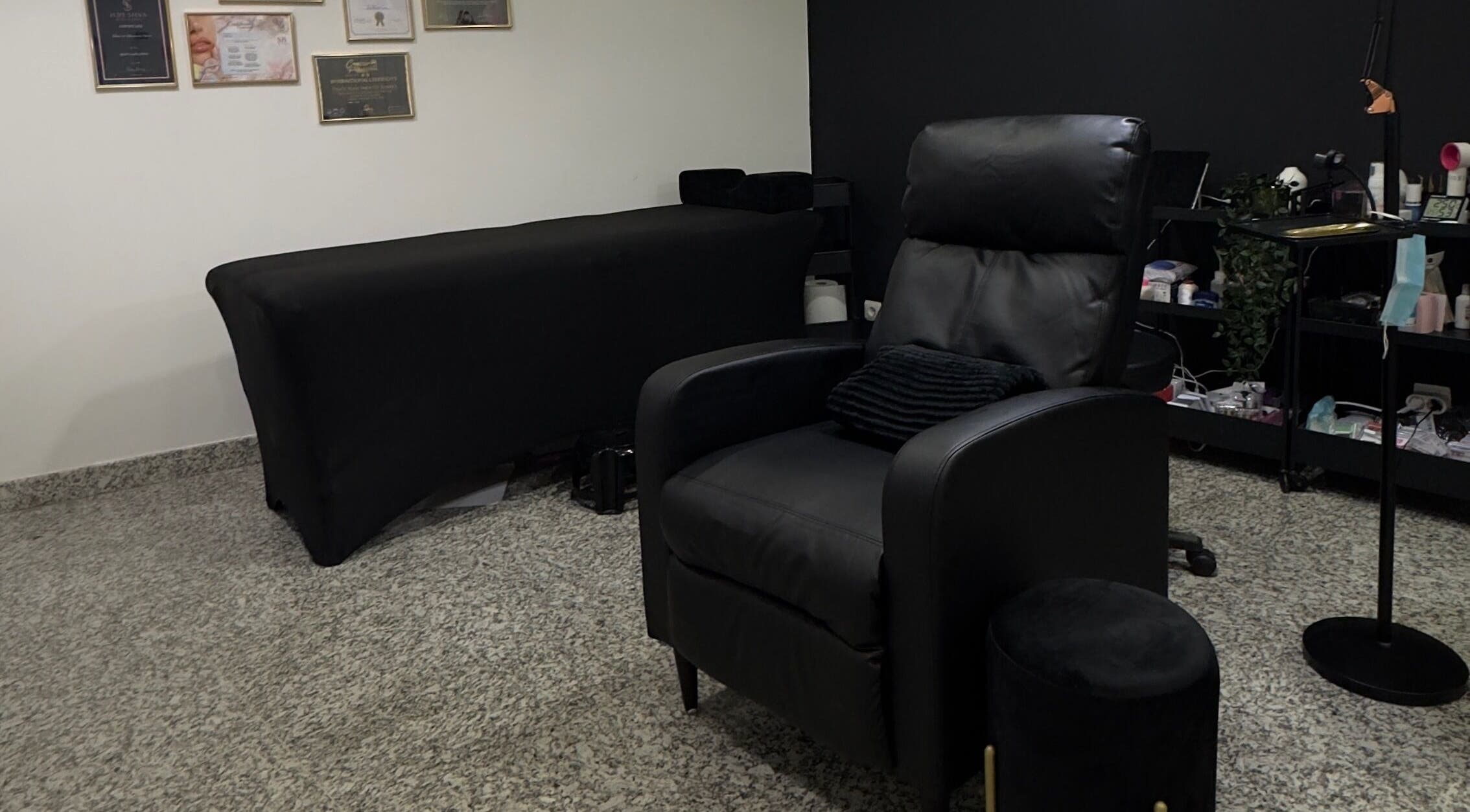 Sala de tratamento no Studio For Divas, Almada, Setúbal, PT, com poltrona preta e mesa coberta.