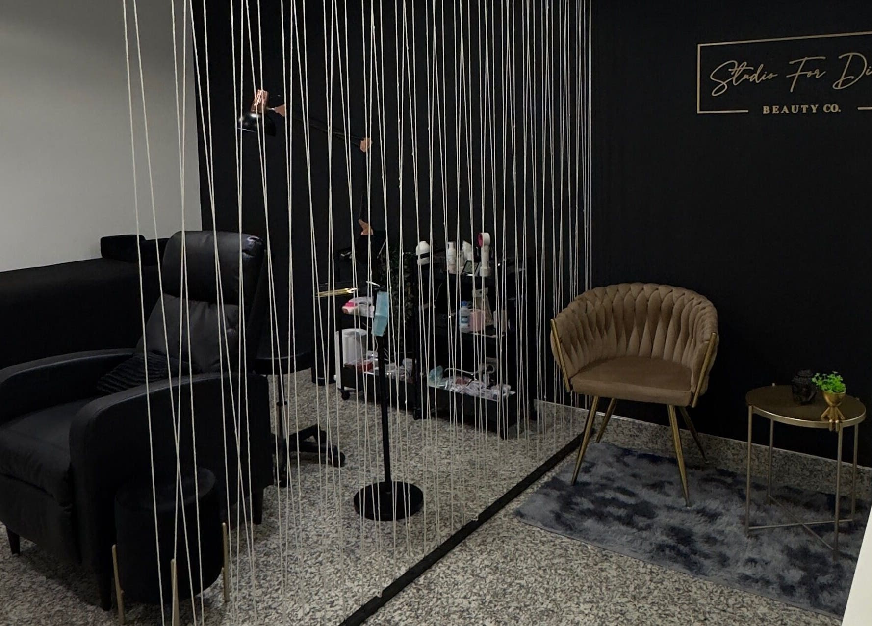 Studio For Divas em Almada, Setúbal, PT, exibindo decoração moderna e sofisticada.