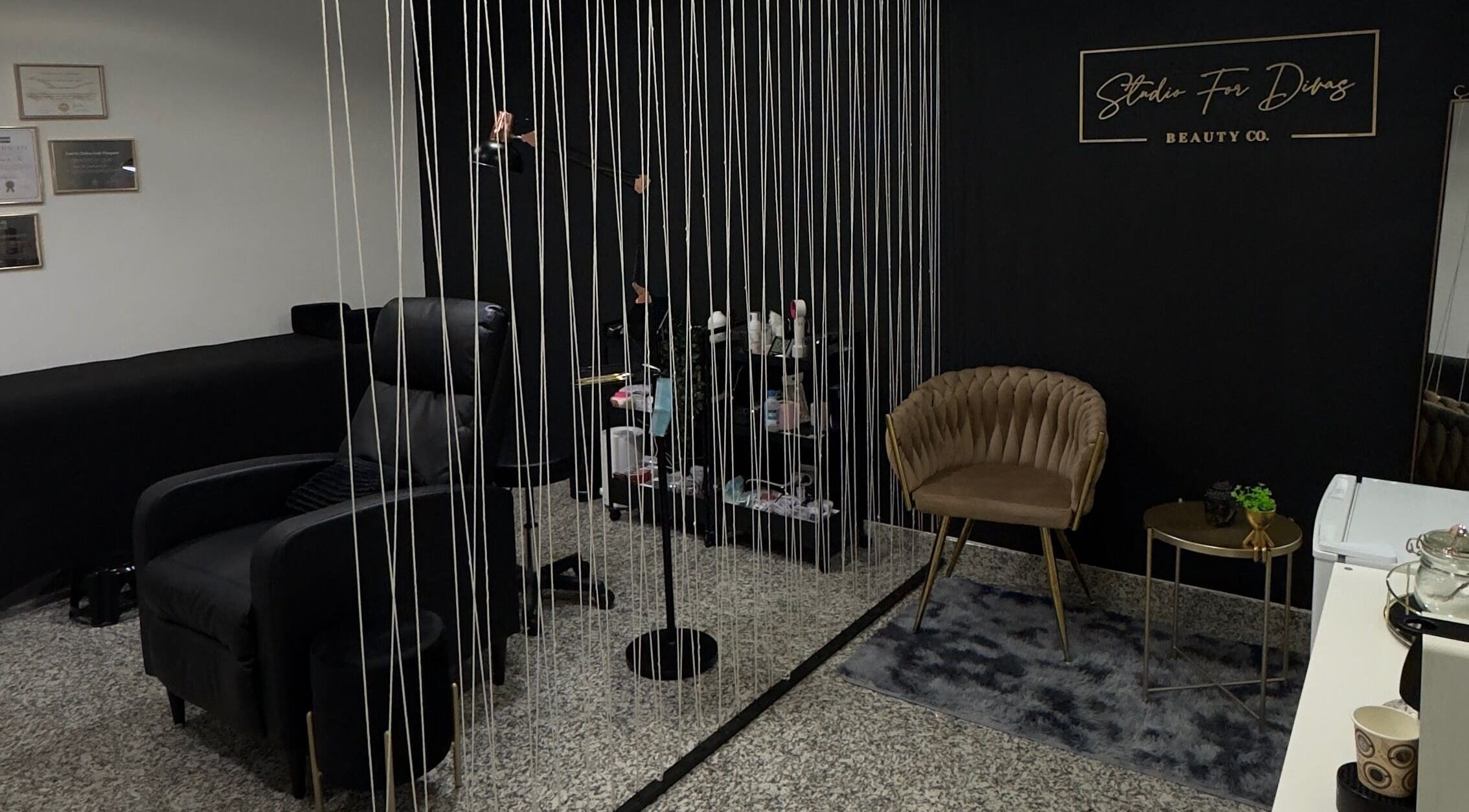 Studio For Divas em Almada, Setúbal, PT, exibindo decoração moderna e sofisticada.