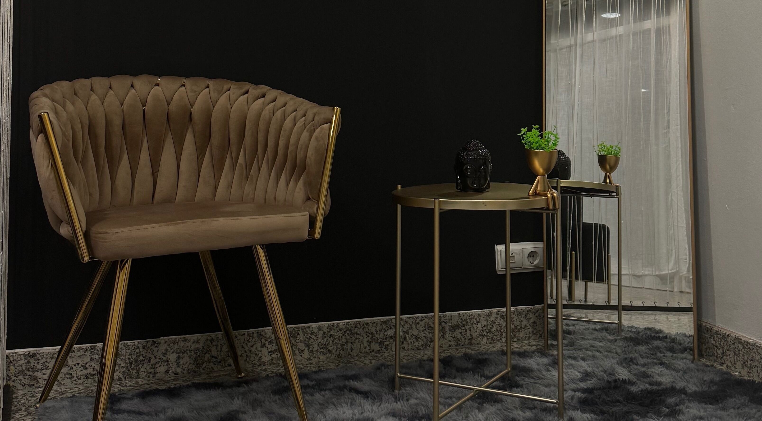 Espaço aconchegante do Studio For Divas em Almada, Setúbal, PT com cadeira e mesa de decoração elegante.