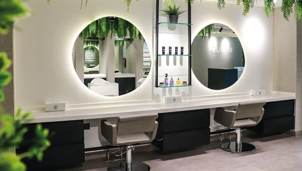 تصميم عصري لصالون Beauty Project Salon في أبوظبي، الإمارات. جمال المكان وأناقة التفاصيل.