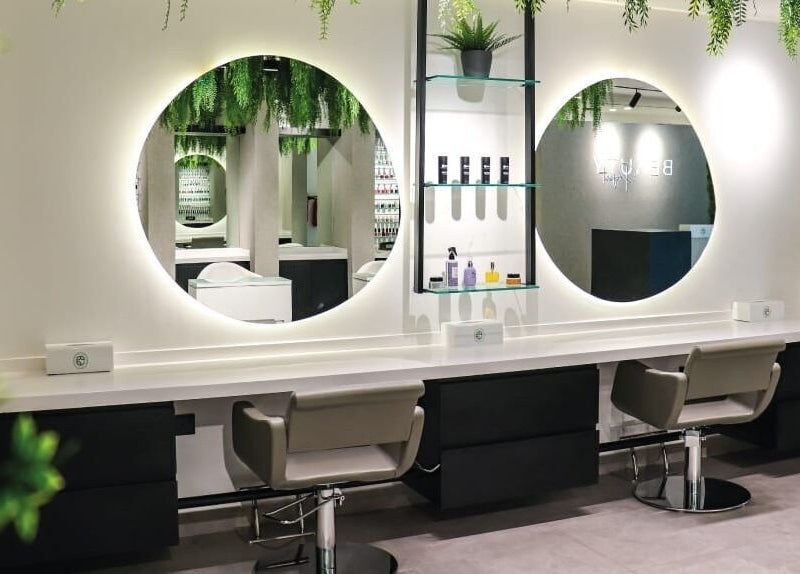 تصميم عصري لصالون Beauty Project Salon في أبوظبي، الإمارات. جمال المكان وأناقة التفاصيل.
