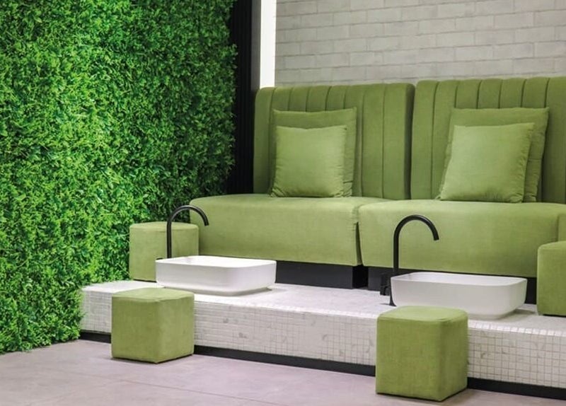 تصميم داخلي فاخر في Beauty Project Salon، أبوظبي، أبوظبي، AE، يعرض مقاعد خضراء وأحواض حديثة.