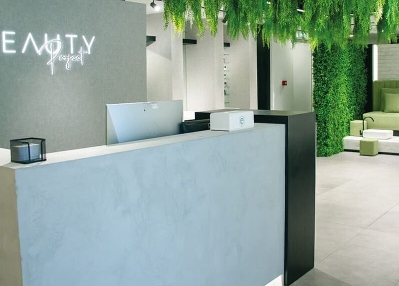 منطقة استقبال أنيقة في صالون بيوتي بروجكت، أبوظبي، الإمارات العربية المتحدة، ديكور جميل وأسقف خضراء.