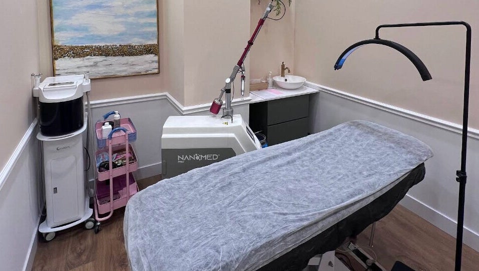 Sala de tratamientos en Teboribrows, Madrid, Comunidad De Madrid, ES, con camilla y equipamiento moderno.